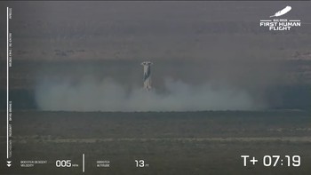 Booster New Shepard sampai di landasan. Roket ini dirancang untuk bisa digunakan kembali dalam penerbangan berikutnya. Foto: Screenshot/YouTube