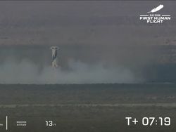 Momen Bersejarah Manusia Terkaya di Dunia Capai Luar Angkasa