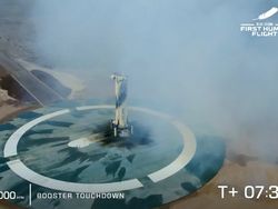 Momen Bersejarah Manusia Terkaya di Dunia Capai Luar Angkasa