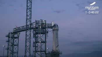 Roket New Shepard terparkir di pusat fasilitas Blue Origin di Van Horn, Texas. Roket ini membawa empat penumpang yaitu Jeff Bezos, Mark Bezos, pionir penerbangan Wally Funk dan mahasiswa fisika Oliver Daemen. Foto: Screenshot/YouTube