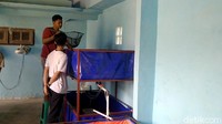 Bayu Firmansyah memilih pulang ke kampung halamannya di Pekalongan setelah usahanya di Jakarta ambruk karena pandemi. Kini dia melakukan budidaya lobster tawar. Setelah pulang ke Pekalongan setahun yang lalu, Bayu putar otak, untuk menjalankan usaha lainnya. Akhirnya ia memilih bidang budidaya lobster tawar.