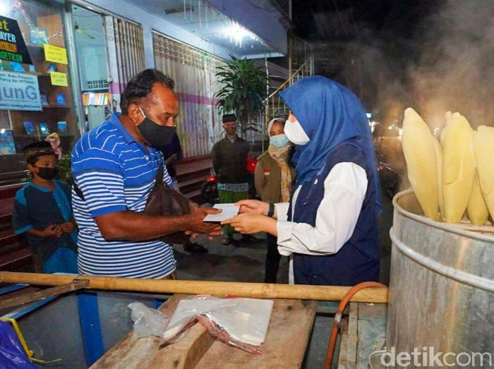 PKL dan warung kecil di Banyuwangi merespons positif adanya bantuan uang tunai dari Pemkab. Bantuan Rp 300 ribu itu berharga di tengah penurunan omzet.