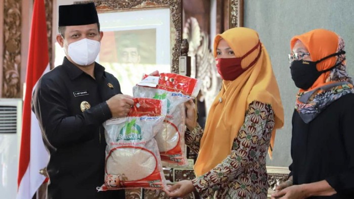 Bupati Kebumen Saat Memberikan Bantuan