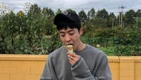 Aktor berusia 29 tahun ini dulunya adalah seorang model saat tinggal di Afrika Selatan. Ia juga sosok yang menggemari es krim. Rasa yang ia pilih adalah matcha. Foto: Instagram @chaejh_