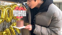Jong Hyeop tampak bahagia ketika mendapatkan kejutan dari para kru yang membantunya. Ia medapatkan satu loyang kecil kue cokelat. Foto: Instagram @chaejh_