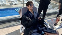 Aktor yang terkenal dengan senyuman manisnya ini tampak santai di pinggir kolam renanag sambil menikmati segelas minuman. Foto: Instagram @chaejh_