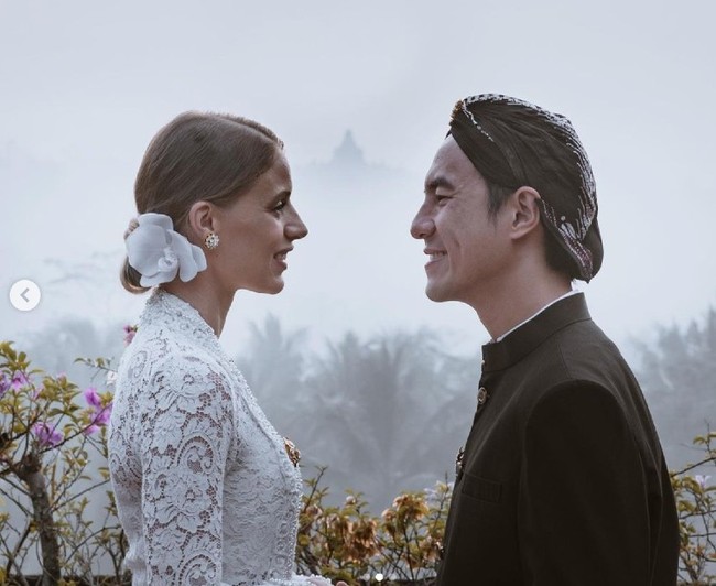 Daniel Mananta dan Viola mengucapkan ulang janji pernikahan tersebut dengan pemandangan Candi Borobudur. Keduanya mengenakan busana dari wajuforbride, penyewaan busana pernikahan yang berada di Magelang. Foto: Dok. Instagram Daniel Mananta, thephotoworks