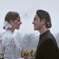 Daniel Mananta dan Viola mengucapkan ulang janji pernikahan tersebut dengan pemandangan Candi Borobudur. Keduanya mengenakan busana dari wajuforbride, penyewaan busana pernikahan yang berada di Magelang. Foto: Dok. Instagram Daniel Mananta, thephotoworks