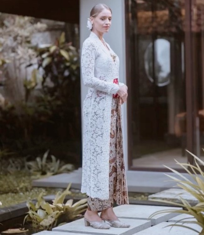 Pada akhir unggahannya, Daniel Mananta menyampaikan pujiannya untuk sang istri yang merupakan wanita asal Jerman itu. “Btw, I love seeing @lolagin in Kebaya… kita akan selalu berusaha mempromosikan budaya di tempat kita mencari Marriage Wisdom,” tulisnya seraya menyebutkan nama akun Instagram Viola yaitu @lolagin. Foto: Dok. Instagram Daniel Mananta, thephotoworks