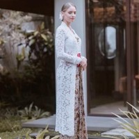 Pada akhir unggahannya, Daniel Mananta menyampaikan pujiannya untuk sang istri yang merupakan wanita asal Jerman itu. “Btw, I love seeing @lolagin in Kebaya… kita akan selalu berusaha mempromosikan budaya di tempat kita mencari Marriage Wisdom,” tulisnya seraya menyebutkan nama akun Instagram Viola yaitu @lolagin. Foto: Dok. Instagram Daniel Mananta, thephotoworks