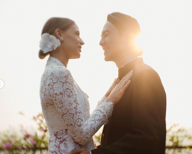 “Habis kesabaran pas lagi argumen sama Viola, mungkin lagi mumet karena masalah kerjaan tapi pas pulang marah & cembetutin Viola. Kita berdua sama sama setuju untuk menyelipkan kalimat “with God’s help”, karena kita berdua tau, dengan usaha dan kekuatan kita sendiri sebagai manusia, kita pasti gagal,” tulis Daniel Mananta lagi. Foto: Dok. Instagram Daniel Mananta, thephotoworks