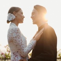 “Habis kesabaran pas lagi argumen sama Viola, mungkin lagi mumet karena masalah kerjaan tapi pas pulang marah & cembetutin Viola. Kita berdua sama sama setuju untuk menyelipkan kalimat “with God’s help”, karena kita berdua tau, dengan usaha dan kekuatan kita sendiri sebagai manusia, kita pasti gagal,” tulis Daniel Mananta lagi. Foto: Dok. Instagram Daniel Mananta, thephotoworks