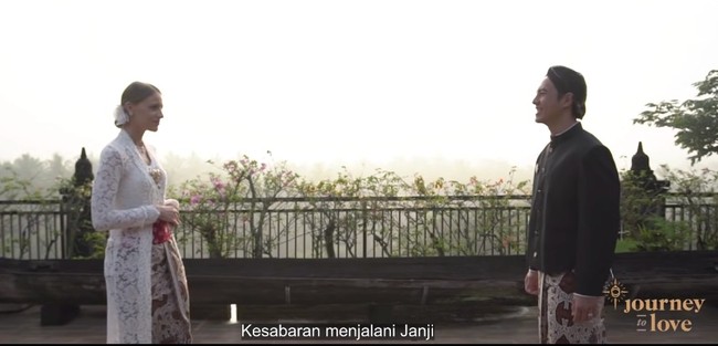 Daniel Mananta dan istrinya, Viola Maria sudah 10 tahun ini menikah. Keduanya merayakan ulang tahun pernikahan ke-10 dengan membuat video dan foto spesial mengenakan busana adat Jawa. Foto: Dok. Instagram Daniel Mananta, thephotoworks