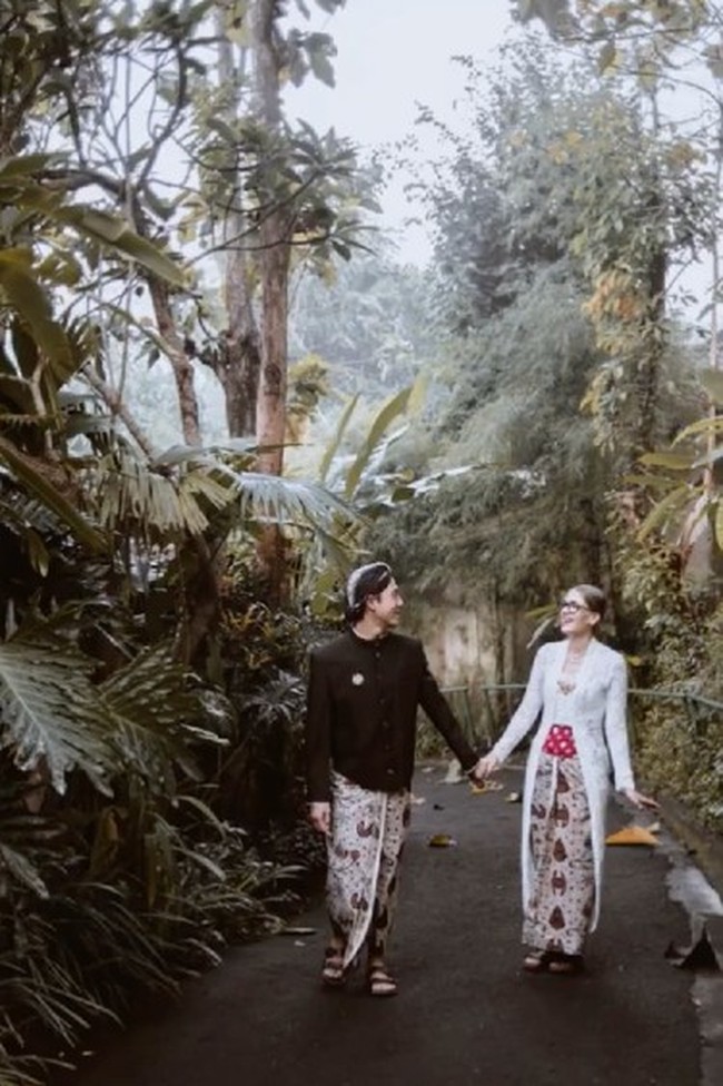 Daniel mengungkapkan di akun Instagramnya saat mengucapkan ulang janji pernikahannya itu dia gemetar. “Jujur gw gemeteran. Karena gw udah sering banget gagal dalam masalah sabar sebagai seorang suami,” tulis ayah dua anak itu. Foto: Dok. Instagram Daniel Mananta, thephotoworks