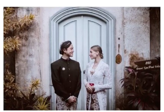 “Saya Daniel berjanji, dengan bantuan Tuhan, bahwa aku akan bersabar denganmu,” begitu Daniel Mananta mengucapkan janjinya dengan menatap sang istri penuh cinta. Foto: Dok. Instagram Daniel Mananta, thephotoworks