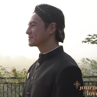 Dalam video yang diunggah ke channel YouTube miliknya, Daniel Mananta Network terlihat mantan presenter Indonesian Idol itu dan istrinya juga menghadirkan lagi momen mengucapkan janji pernikahan seperti dulu saat pertamakali menikah. Keduanya berjanji untuk saling sabar pada satu sama lain dengan bantuan Tuhan Yang Maha Esa. Foto: Dok. Instagram Daniel Mananta, thephotoworks