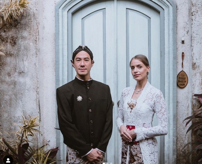 Daniel Mananta dan Viola Maria menikah pada 2 Oktober 2011. Sebelumnya Daniel memilih menutup rapat kehidupan pribadinya termasuk soal sosok istri dan anak-anaknya. Baru pada 2020 kemarin dia mulai menampilkan sosok sang istri di media sosial. Foto: Dok. Instagram Daniel Mananta, thephotoworks