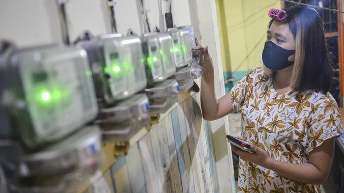 Warga memasukkan pulsa token listrik di salah satu indekos di kawasan Sunter Jaya, Jakarta, Senin (19/7/2021). Pemerintah memutuskan memperpanjang stimulus program ketenagalistrikan saat berlangsungnya Pemberlakuan Pembatasan Kegiatan Masyarakat (PPKM) Darurat berupa diskon tarif tenaga listrik, pelaksanaan pembebasan biaya beban atau abonemen 50 persen serta pembebasan penerapan ketentuan rekening minimum 50 persen sampai dengan triwulan IV atau hingga Desember 2021. ANTARA FOTO/M Risyal Hidayat/aww.