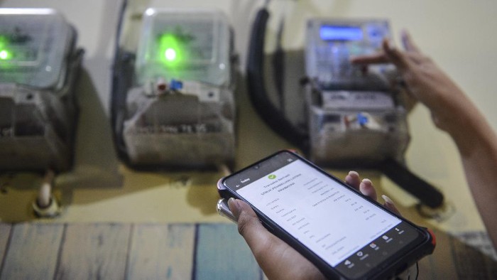 DISKON TARIF LISTRIK SAAT PPKM DARURAT Warga memasukkan pulsa token listrik di salah satu indekos di kawasan Sunter Jaya, Jakarta, Senin (19/7/2021). Pemerintah memutuskan memperpanjang stimulus program ketenagalistrikan saat berlangsungnya Pemberlakuan Pembatasan Kegiatan Masyarakat (PPKM) Darurat berupa diskon tarif tenaga listrik, pelaksanaan pembebasan biaya beban atau abonemen 50 persen serta pembebasan penerapan ketentuan rekening minimum 50 persen sampai dengan triwulan IV atau hingga Desember 2021. ANTARA FOTO/M Risyal Hidayat/aww.