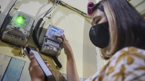 Warga memasukkan pulsa token listrik di salah satu indekos di kawasan Sunter Jaya, Jakarta, Senin (19/7/2021). Pemerintah memutuskan memperpanjang stimulus program ketenagalistrikan saat berlangsungnya Pemberlakuan Pembatasan Kegiatan Masyarakat (PPKM) Darurat berupa diskon tarif tenaga listrik, pelaksanaan pembebasan biaya beban atau abonemen 50 persen serta pembebasan penerapan ketentuan rekening minimum 50 persen sampai dengan triwulan IV atau hingga Desember 2021. ANTARA FOTO/M Risyal Hidayat/aww.