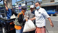 Hal itu dilakukan untuk mencegah terjadinya kerumuman di halaman Masjid Agung. Mengingat saat ini sedang dalam kondisi PPKM Darurat. Warga yang biasa menghampiri Masjid Agung untuk mengambil daging kini harus diam menunggu daging diantar ke rumah.