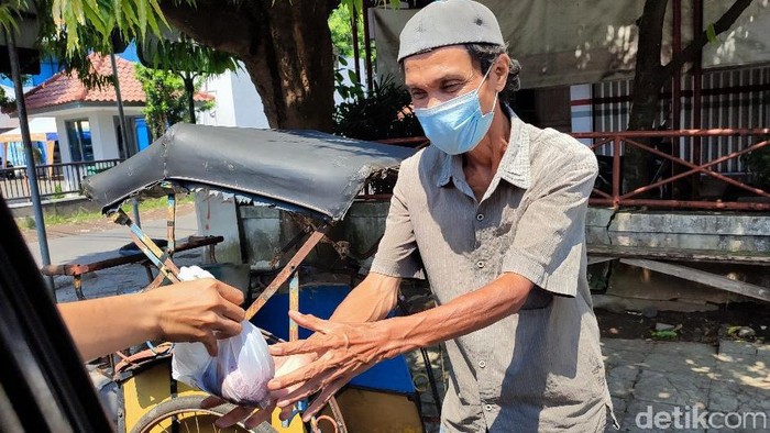 Tahun ini DKM Masjid Agung Ciamis membagikan daging kurban dengan cara berkeliling dan langsung diantar ke rumah warga. Hal itu dilakukan untuk cegah kerumunan.