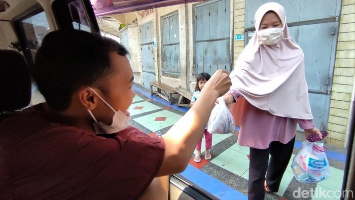 DKM Masjid Agung Ciamis Keliling Kota Bagikan Daging Kurban Tahun ini DKM Masjid Agung Ciamis membagikan daging kurban dengan cara berkeliling dan langsung diantar ke rumah warga. Hal itu dilakukan untuk cegah kerumunan.