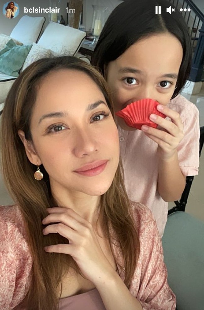 Memakai busana dengan warna senada jadi pilihan Bunga Citra Lestari (BCL) saat berpose bersama putranya Noah. Pada 2021 ini menjadi tahun kedua BCL merayakan Idul Adha tanpa Ashraf Sinclair yang meninggal pada 18 Februari 2021. Foto: Dok. Instagram