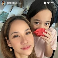 Memakai busana dengan warna senada jadi pilihan Bunga Citra Lestari (BCL) saat berpose bersama putranya Noah. Pada 2021 ini menjadi tahun kedua BCL merayakan Idul Adha tanpa Ashraf Sinclair yang meninggal pada 18 Februari 2021. Foto: Dok. Instagram