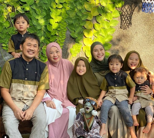 Keluarga artis berikutnya yang kompak mengenakan seragam keluarga di Hari Idul Adha 2021 adalah Zaskia Mecca dan Hanung Bramantyo. Hanung dan Zaskia tampil dengan seragam serambit berwarna hijau bersama kelima anak mereka. Foto: Dok. Instagram