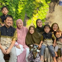 Keluarga artis berikutnya yang kompak mengenakan seragam keluarga di Hari Idul Adha 2021 adalah Zaskia Mecca dan Hanung Bramantyo. Hanung dan Zaskia tampil dengan seragam serambit berwarna hijau bersama kelima anak mereka. Foto: Dok. Instagram