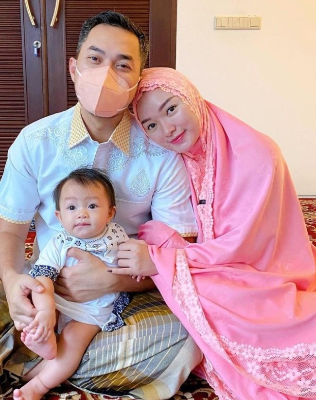 Bergaya memakai mukena juga menjadi pilihan pedangdut Zaskia Gotik. Idul Adha 2021 ini menjadi kali pertama untuk Zaskia merayakannya bersama putra pertamanya yang lahir pada November 2020. Sang putra tampak duduk di pangkuan ayahnya alias suami Zaskia, Sirajuddin Mahmud. Foto: Dok. Instagram