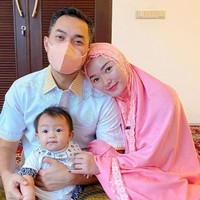 Bergaya memakai mukena juga menjadi pilihan pedangdut Zaskia Gotik. Idul Adha 2021 ini menjadi kali pertama untuk Zaskia merayakannya bersama putra pertamanya yang lahir pada November 2020. Sang putra tampak duduk di pangkuan ayahnya alias suami Zaskia, Sirajuddin Mahmud. Foto: Dok. Instagram