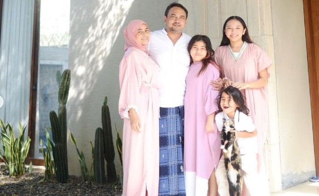 Busana nuansa warna pink menjadi pilihan Meisya Siregar bersama anak-anak perempuannya untuk merayakan Idul Adha 2021 #dirumahaja. Sedangkan sang suami Bebi Romeo memakai busana senada berwarna putih dengan putra semata wayangnya. Foto: Dok. Instagram