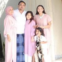 Busana nuansa warna pink menjadi pilihan Meisya Siregar bersama anak-anak perempuannya untuk merayakan Idul Adha 2021 #dirumahaja. Sedangkan sang suami Bebi Romeo memakai busana senada berwarna putih dengan putra semata wayangnya. Foto: Dok. Instagram