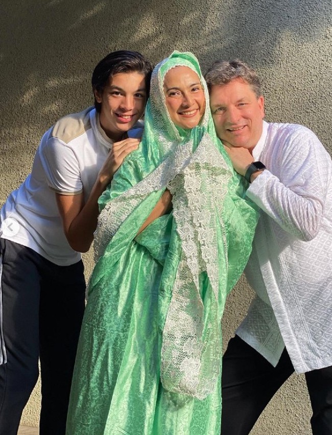 Lebaran Idul Adha 2021 #dirumahaja, Maudy Koesnaedi memilih berpose mengenakan mukena bersama anaknya, Eddy Meijer, dan suaminya, Erik Meijer.  “Selamat Idul Adha untuk teman2 yang merayakan. Mohon maaf lahir batin dari kami. Walau masih belum bisa merayakan bersama keluarga besar. Alhamdullillah masih bersyukur bisa shalat Id bersama di rumah,” tulis Maudy di keterangan fotonya. Foto: Dok. Instagram