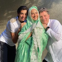 Lebaran Idul Adha 2021 #dirumahaja, Maudy Koesnaedi memilih berpose mengenakan mukena bersama anaknya, Eddy Meijer, dan suaminya, Erik Meijer.  “Selamat Idul Adha untuk teman2 yang merayakan. Mohon maaf lahir batin dari kami. Walau masih belum bisa merayakan bersama keluarga besar. Alhamdullillah masih bersyukur bisa shalat Id bersama di rumah,” tulis Maudy di keterangan fotonya. Foto: Dok. Instagram