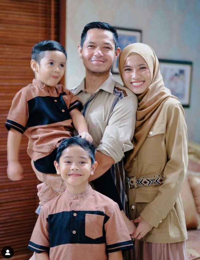 Alyssa Soebandono dan Dude Herlino memilih busana seragam nuansa earth tone untuk Idul Adha 2021. Alyssa dan Dude mengenakan busana berwarna cokelat dan khaki, sedangkan kedua putera mereka memakai kemeja kembaran berwarna cokelat dan hitam. Foto: Dok. Instagram
