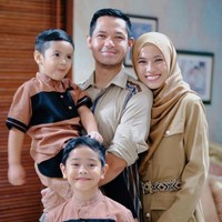 Alyssa Soebandono dan Dude Herlino memilih busana seragam nuansa earth tone untuk Idul Adha 2021. Alyssa dan Dude mengenakan busana berwarna cokelat dan khaki, sedangkan kedua putera mereka memakai kemeja kembaran berwarna cokelat dan hitam. Foto: Dok. Instagram