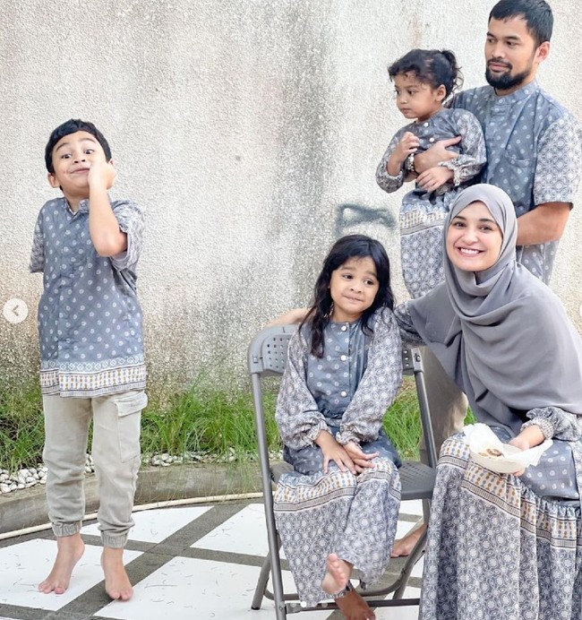 Shireen Sungkar dan Teuku Wisnu juga kompak memakai seragam keluarga di Hari Raya Idul Adha 2021. Pasangan suami istri itu berpose bersama ketiga anak mereka dengan busana yang merupakan brand milik Shireen dan kakaknya Zaskia, Zashi. Foto: Dok. Instagram