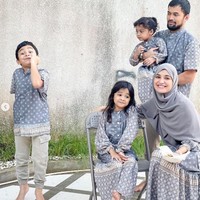 Shireen Sungkar dan Teuku Wisnu juga kompak memakai seragam keluarga di Hari Raya Idul Adha 2021. Pasangan suami istri itu berpose bersama ketiga anak mereka dengan busana yang merupakan brand milik Shireen dan kakaknya Zaskia, Zashi. Foto: Dok. Instagram