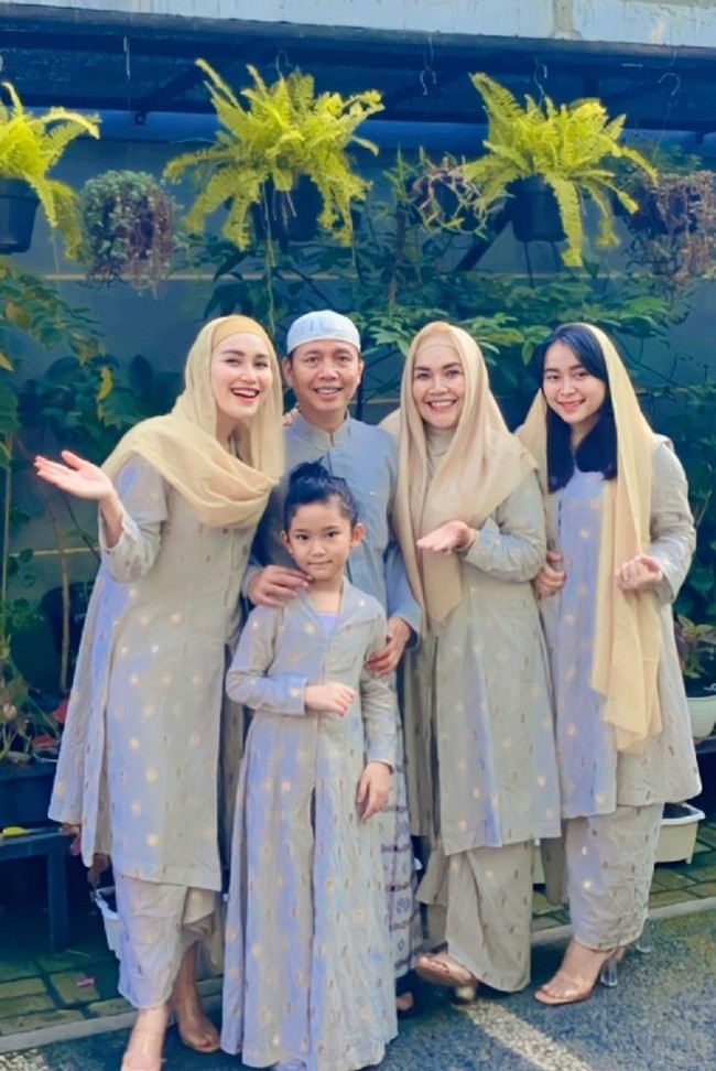 Ayu Ting Ting menggelar salat Idul Adha di rumah bersama dengan keluarganya. Setelah salat, Ayu bersama putrinya, Bilqis, kedua orangtuanya dan adiknya berpose kompak memakai busana abu-abu bermotif dan kerudung cokelat muda. Foto: Dok. Instagram