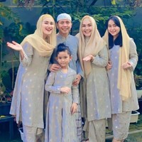 Ayu Ting Ting menggelar salat Idul Adha di rumah bersama dengan keluarganya. Setelah salat, Ayu bersama putrinya, Bilqis, kedua orangtuanya dan adiknya berpose kompak memakai busana abu-abu bermotif dan kerudung cokelat muda. Foto: Dok. Instagram