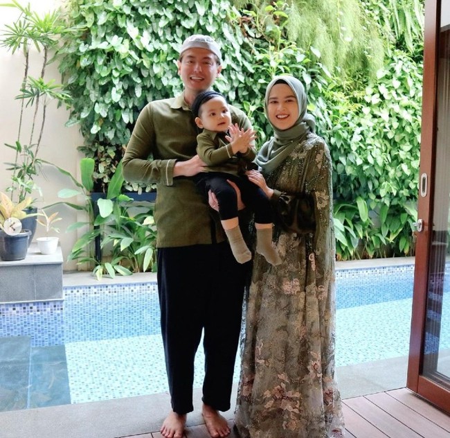 Cut Meyriska dan Roger Danuarta serta putra mereka juga memilih busana Idul Adha 2021 dengan nuansa warna senada. Ketiganya kompak mengenakan busana nuansa hijau. Dress yang dikenakan Cut Meyriska merupakan rancangan desainer Ayu Dyah Andari. Foto: Dok. Instagram