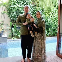 Cut Meyriska dan Roger Danuarta serta putra mereka juga memilih busana Idul Adha 2021 dengan nuansa warna senada. Ketiganya kompak mengenakan busana nuansa hijau. Dress yang dikenakan Cut Meyriska merupakan rancangan desainer Ayu Dyah Andari. Foto: Dok. Instagram