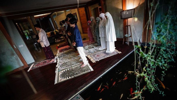 Gubernur DKI Jakarta Anies Baswedan menjalankan salat Idul Adha di rumahnya karena situasi pandemi COVID-19 (Instagram @aniesbaswedan)