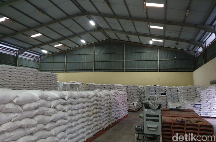 Sebanyak 119.235 Keluarga Penerima Manfaat (KPM) bakal menerima bantuan beras dari Pemkab dan Perum Bulog Cabang Banyuwangi. Ada 1.192.350 kg beras yang akan didistribusikan untuk mengurangi dampak perekonomian di tengah pandemi COVID-19.