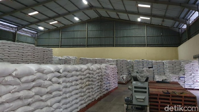 Sebanyak 119.235 Keluarga Penerima Manfaat (KPM) bakal menerima bantuan beras dari Pemkab dan Perum Bulog Cabang Banyuwangi. Ada 1.192.350 kg beras yang akan didistribusikan untuk mengurangi dampak perekonomian di tengah pandemi COVID-19.