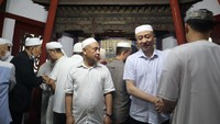 Wakil Sekretaris Jenderal Asosiasi Islam China (CIA) Jin Rubin (dua kanan) menyalami jamaah selepas shalat Idul Adha di Masjid Niujie, Beijing, China, Selasa (20/7/2021).  