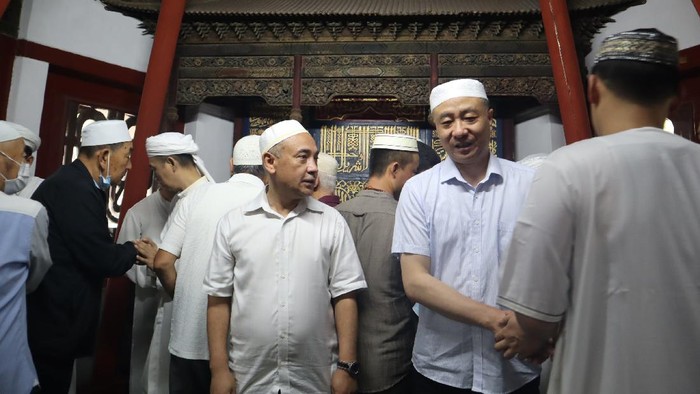 Restoran halal di kawasan permukiman komunitas Muslim Niujie, Beijing, China, dipadati pengunjung setelah shalat Idul Adha di masjid setempat, Selasa  (20/7/2021). Berbeda dengan situasi sebelum pandemi, Hari Raya Idul Adha tahun ini tidak diadakan pemotongan hewan kurban secara massal di Masjid Niujie. ANTARA FOTO/M. Irfan Ilmie /foc.